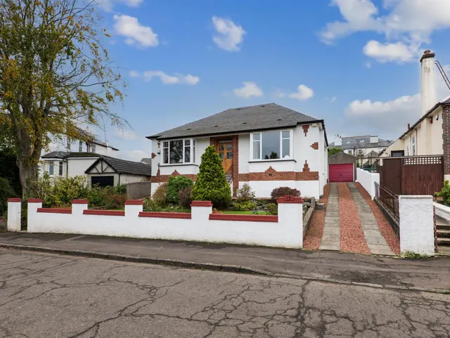3 bedroom house — Forres Avenue, Giffnock