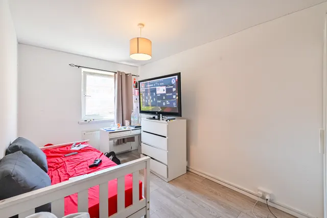 Photo 3 — 93 Wager Street, London