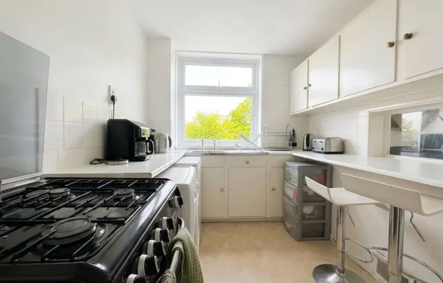 Oxford Road, Denham, UB9, photo 2