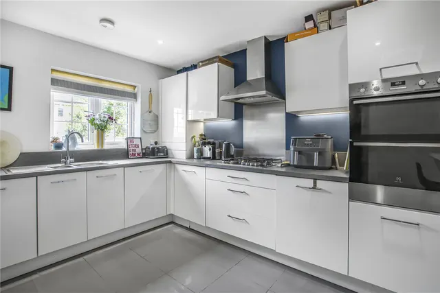 Brookwood Farm Drive, Knaphill, GU21, photo 2