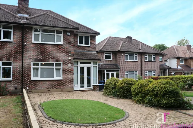 Stratton Avenue, Enfield, Middlesex, EN2 9AF, photo 1