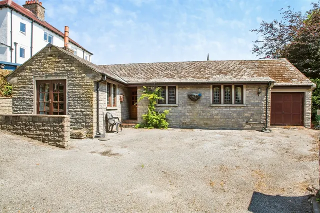 Dudwell Lane, Halifax, photo 1