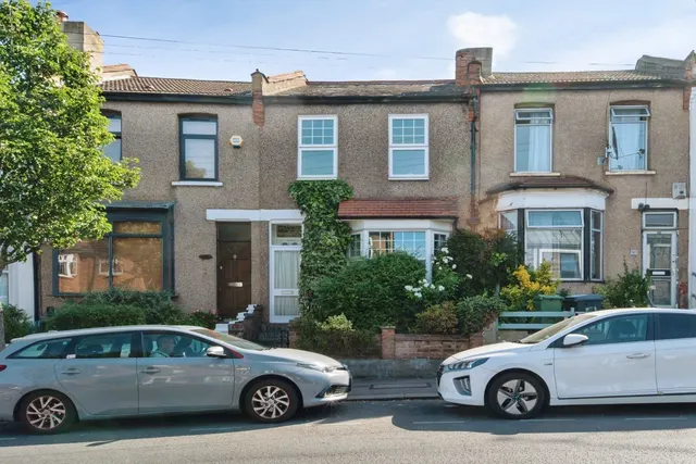 Higham Hill Road, London, E17, photo 1