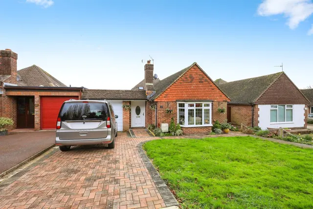 Willingdon Park Drive, Eastbourne, photo 1