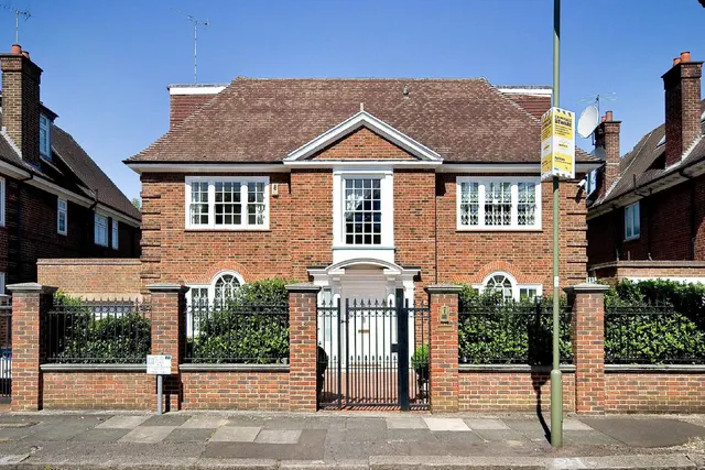 Hocroft Road, London, NW2, photo 1