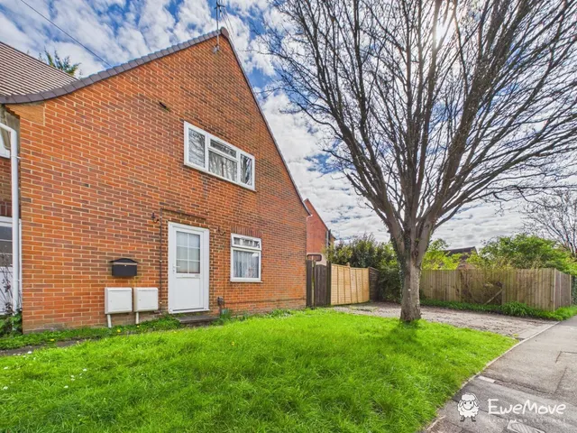 Stuart Crescent, Winchester, SO22, photo 1