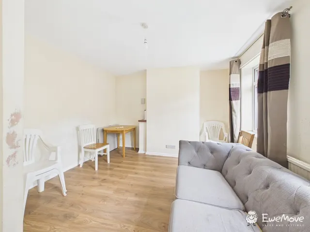 Stuart Crescent, Winchester, SO22, photo 2