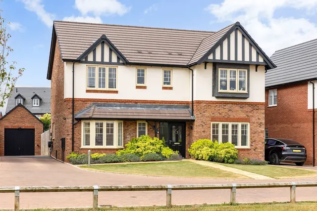 4 bedroom house — Olver Rd, Shackleton Village, CV37