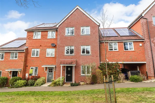 Rana Drive, Church Crookham, Fleet, Hampshire, GU52 8AJ, photo 1