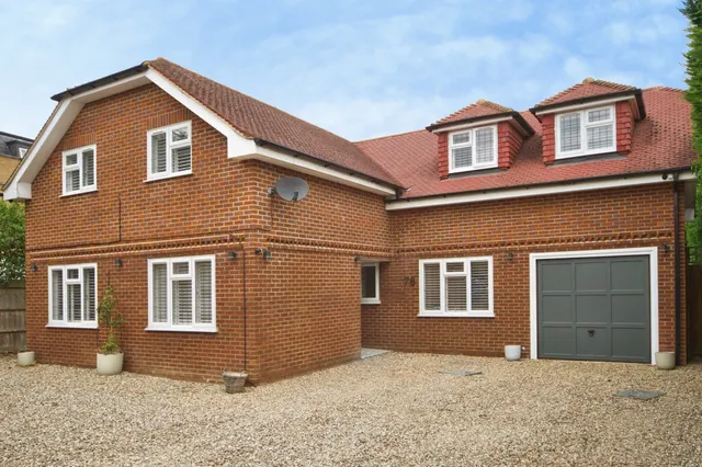 High Road, Wormley, Broxbourne, photo 1