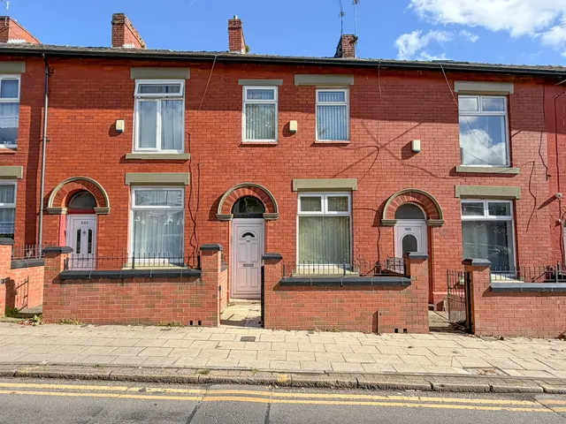 3 bedroom house, Ashton Road, Oldham, OL8