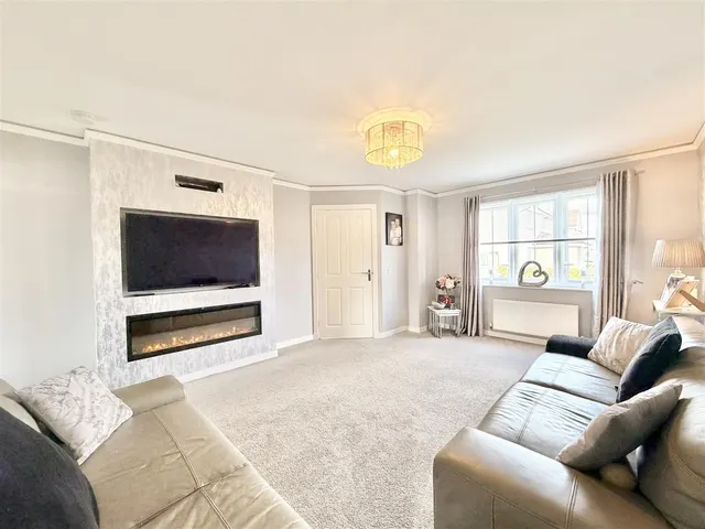 Photo 2 — Holstein Avenue, Hamilton, Hamilton, ML3 8SE