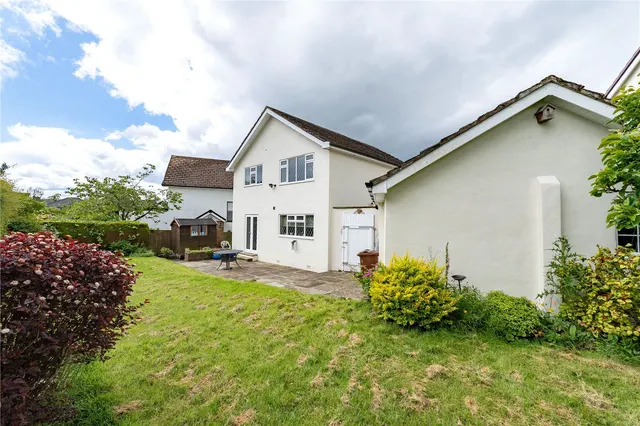 Renton Lea, Guiseley, LS20, photo 2
