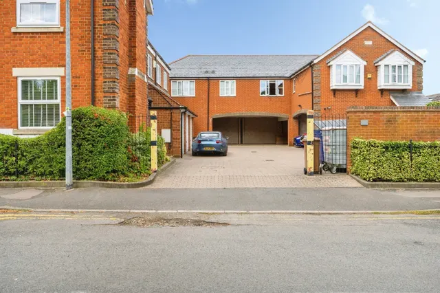 Photo 2 — Victoria Road, Leighton Buzzard