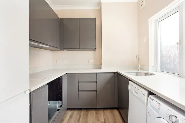 2 bedroom flat — Brighton Road Purley CR8
