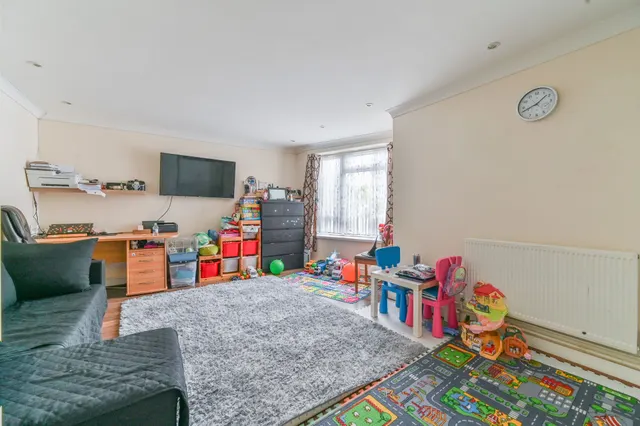Photo 2 — 16 Oakfield Court, 252 Pampisford Road, South Croydon