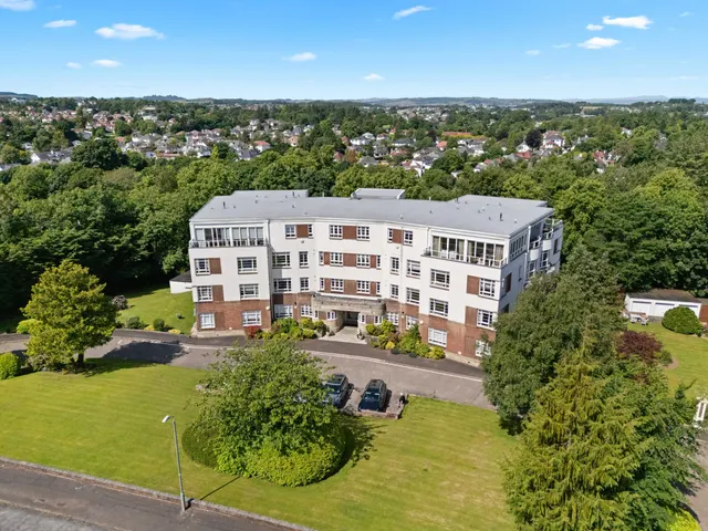 Sandringham Court, Newton Mearns, photo 1