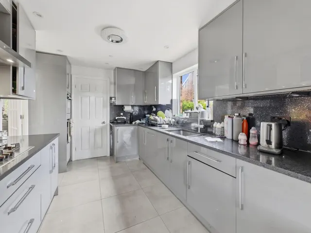 Long Lane, Carlton-In-Lindrick, S81, photo 3