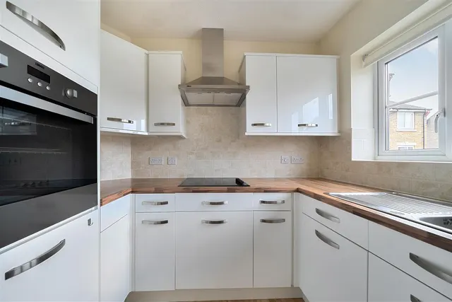 Churchfield Road, Walton-On-Thames, KT12, photo 3