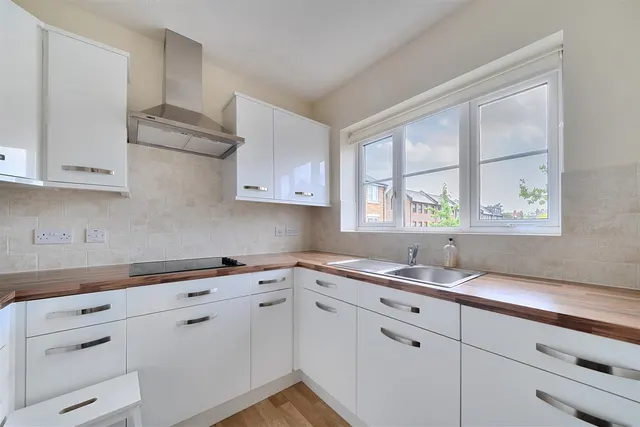 Churchfield Road, Walton-On-Thames, KT12, photo 2