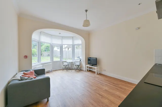 Photo 2 — Flat 2, 33 Drewstead Road, London