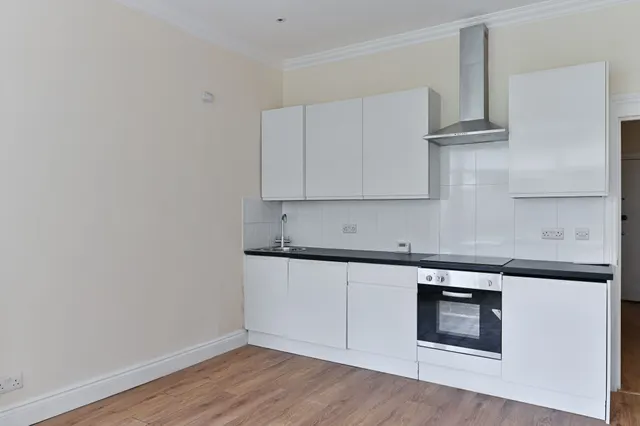 Photo 3 — Flat 2, 33 Drewstead Road, London