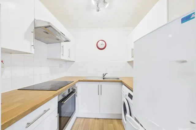 Photo 3 — Knights Manor Way, Dartford, Kent, DA1