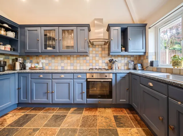 Photo 3 — GENEROUSLY PROPORTIONED NEWMARKET HOME