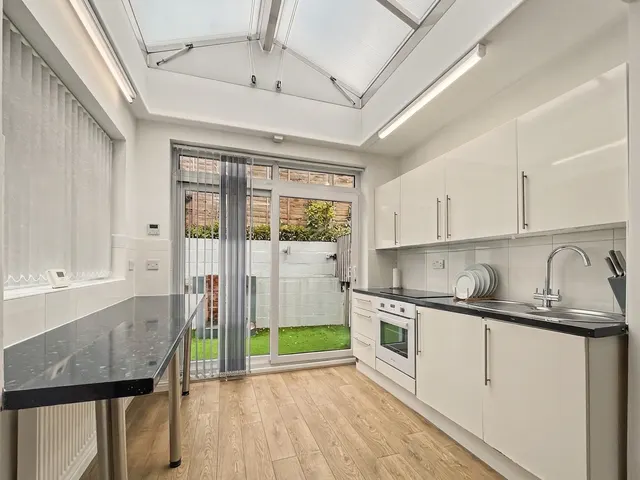 Salisbury Drive, Prestwich, M25, photo 3
