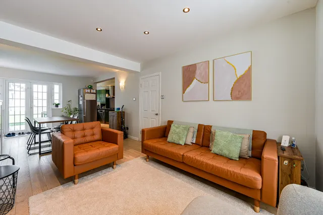 Photo 3 — 26 Ravensbourne Road, Bromley