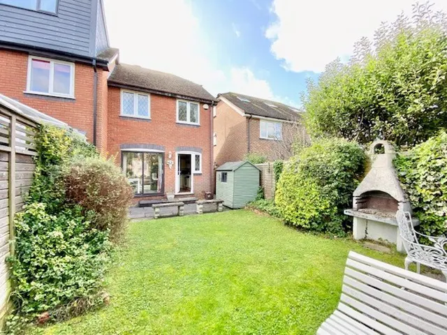 Photo 2 — Groves Close, Bourne End SL8 5JP