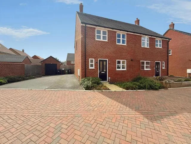 3 bedroom house — Binyon Gardens, Stotfold, Bedfordshire, SG5