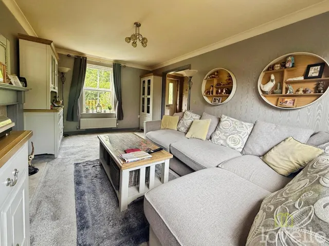 Privet Walk, Witham St. Hughs, LN6, photo 2