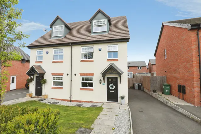 Alfred Potts Way, Shavington, photo 1