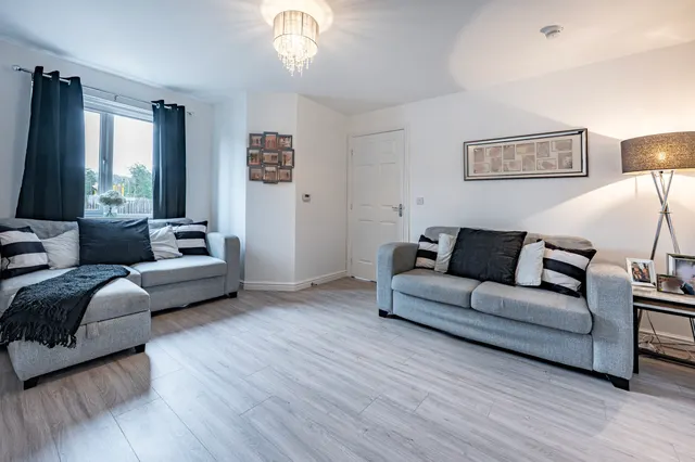Haining Wynd, Muirhead, G69, photo 2