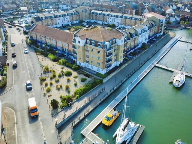 The Piazza, Eastbourne, photo 1