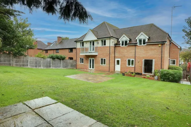 Bassetsbury Lane, HP11, photo 1