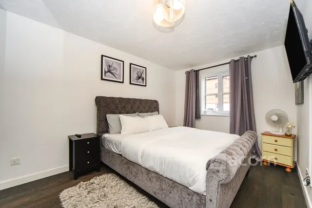 Photo 2 — Frobisher Road, Erith, DA8