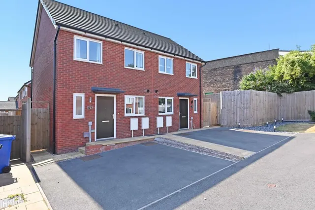 Passion Flower Grove, Burslem, ST6, photo 1