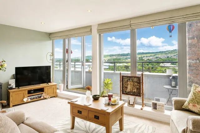 2 bedroom flat, Park Road, Elland, HX5