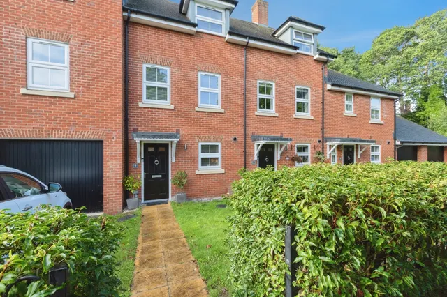 Woodland Avenue, Ferndown, BH22, photo 1