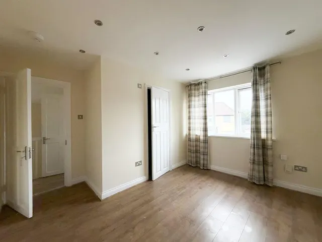 Walnut Tree Road, Heston, photo 1