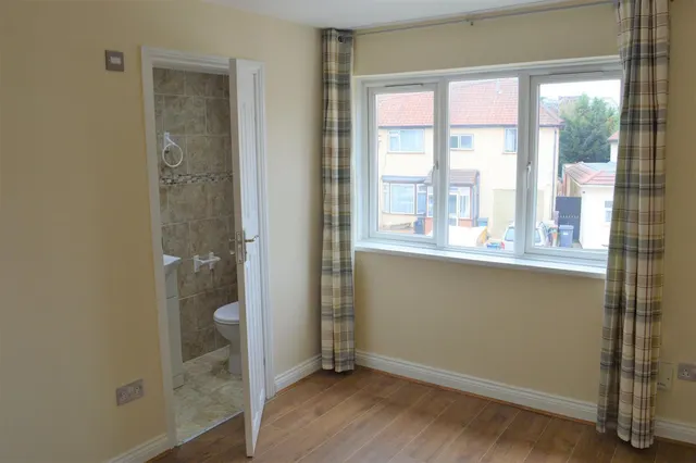Walnut Tree Road, Heston, photo 3