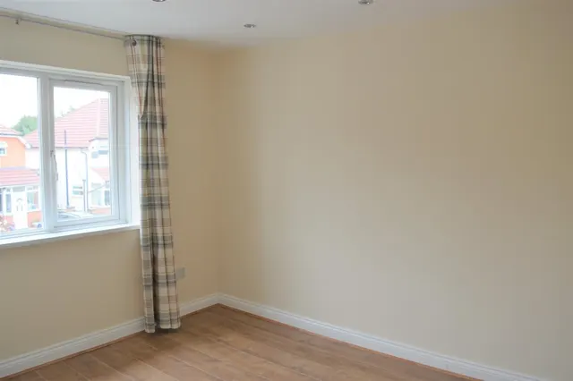 Walnut Tree Road, Heston, photo 2