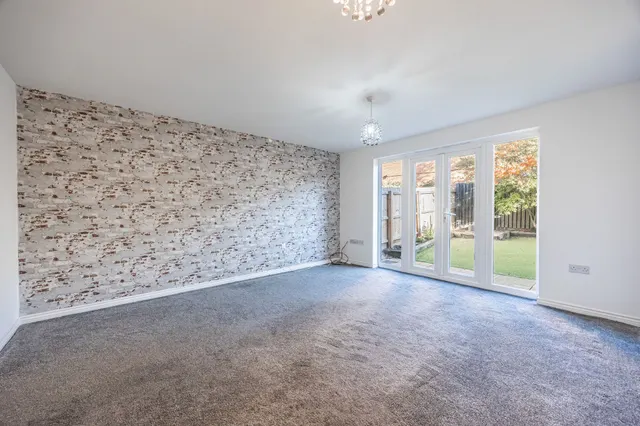 Well Presented Three Bedroom Home in, photo 3