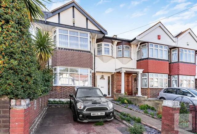 Empire Avenue, London, N18, photo 1
