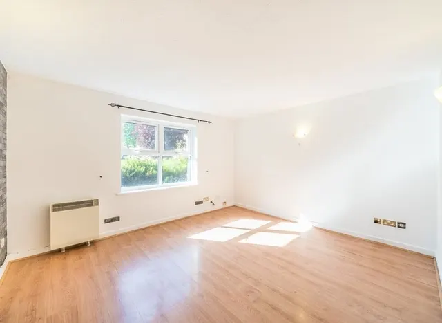 Photo 2 — Butterfield Close, Twickenham, TW1