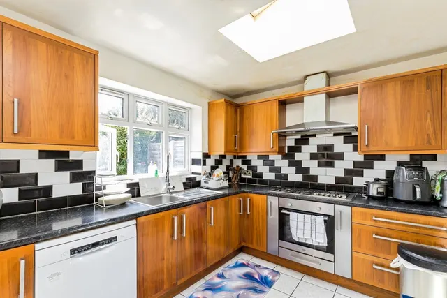 Canvey Close, Crawley, RH11, photo 2