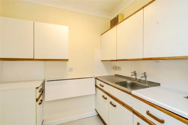Henty Gardens, Chichester, PO19, photo 2