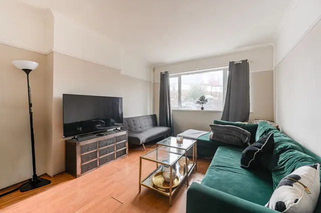 Photo 2 — 8 Bramdean Crescent, London